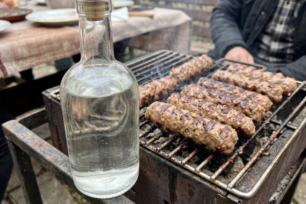 Домашна ракия и кебапчета на скара